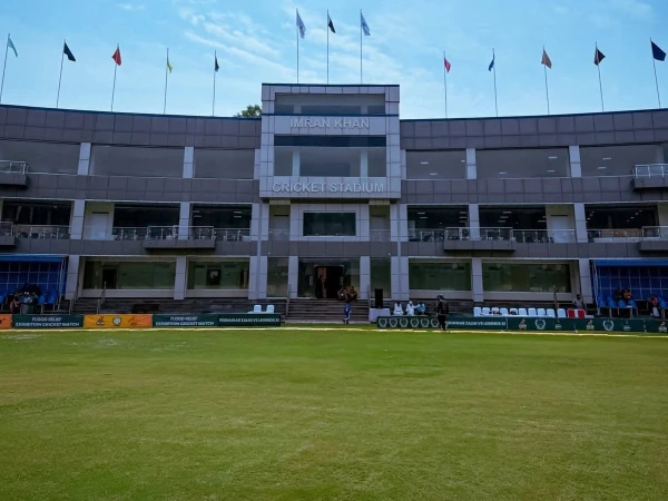 خیبرپختونخوا حکومت عمران خان کرکٹ اسٹیڈیم پی سی بی کو دینے کیلیے تیار