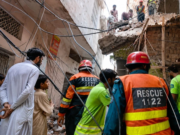 لاہور؛ زیرِ تعمیر عمارت کا حصہ گر گیا، 8 سالہ بچہ زندگی کی بازی ہار گیا