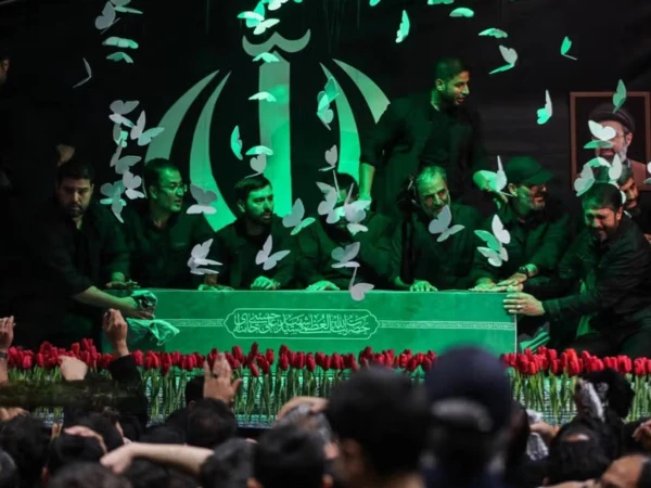شہید سپریم لیڈر علی خامنہ ای کے آخری دیدار کا آغاز ہو گیا، تہران میں رقت آمیز مناظر