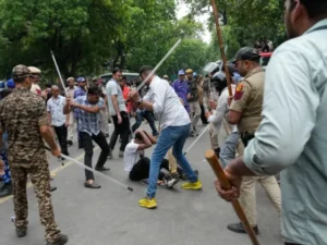 بھارتی پولیس کی بربریت کے باوجود بھارت کے مختلف شہروں میں نوجوانوں کا احتجاج جاری