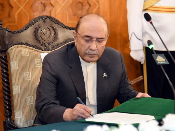صدر نے ہزار سے زائد اہلکاروں کے لیے فوجی اعزازات، قیدیوں کی سزاؤں میں معافی کی منظوری دیدی