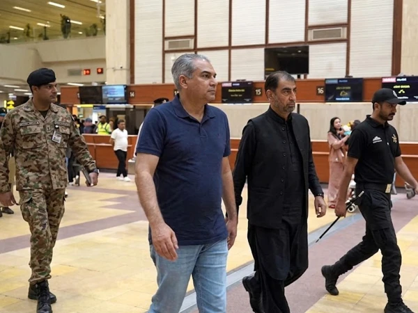 وزیرداخلہ محسن نقوی کا کراچی ایئرپورٹ اور پاسپورٹ آفس کا اچانک دورہ