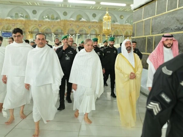 وزیراعظم کی وفد کے ہمراہ عمرہ کی ادائیگی، بیت اللہ میں حاضری کی سعادت، ملک و قوم کیلیے خصوصی دعائیں