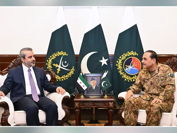 شامی وزیر خارجہ کا دورۂ جی ایچ کیو، فیلڈ مارشل سید عاصم منیر سے ملاقات