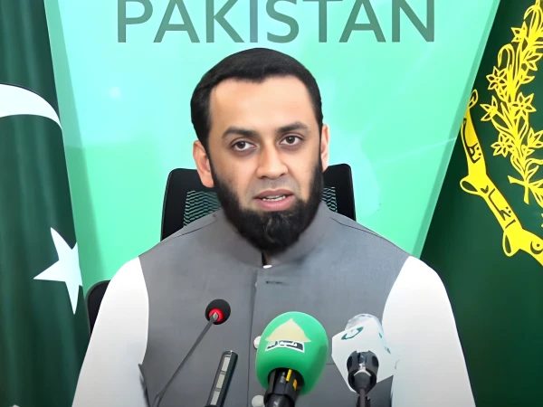 عمران خان طبی معائنہ؛ عظمیٰ خان کی موجودگی میں ڈاکٹروں نے صحتمند قرار دیا، عطا تارڑ