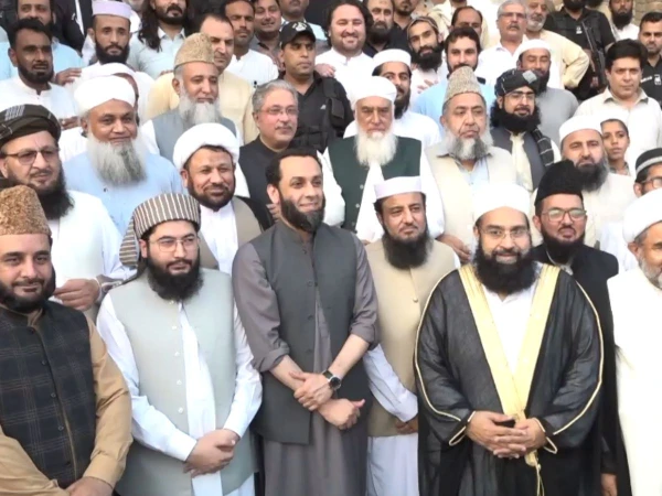وفاقی وزیر اطلاعات کا قومی پیغام امن کمیٹی کے ہمراہ درالعلوم حقانیہ اکوڑہ خٹک کا دورہ