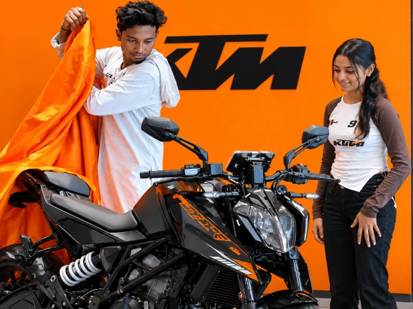 بھارت: طالبہ نے سونا چُرا کر بوائے فرینڈ کو بائیک دلائی، تحفہ ملتے ہی لڑکا فرار