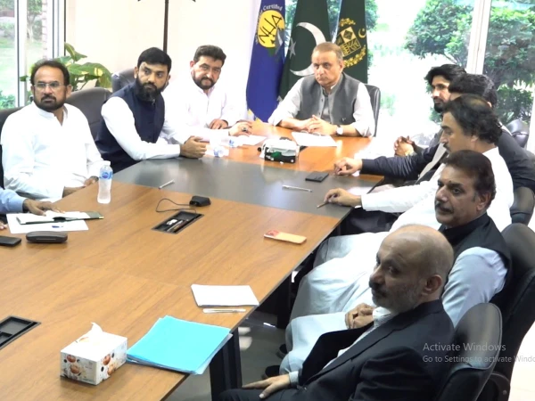 وفاقی وزیر مواصلات کی گڈز ٹرانسپورٹرز سے ملاقات، روکی گئی گاڑیاں ریلیز اور معاوضے کی یقین دہانی