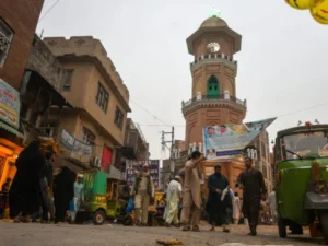 خیبر پختونخوا میں بیشتر کاروباری مراکز اور دفاتر کھل گئے، تعلیمی ادارے اور بی آر ٹی سروس تاحال بند