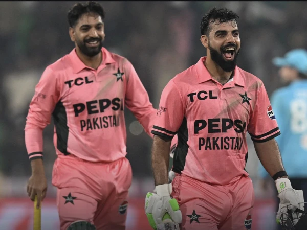 شاداب خان نے انگلینڈ کے خلاف تاریخی فتح والدہ اور اہلیہ کے نام کردی